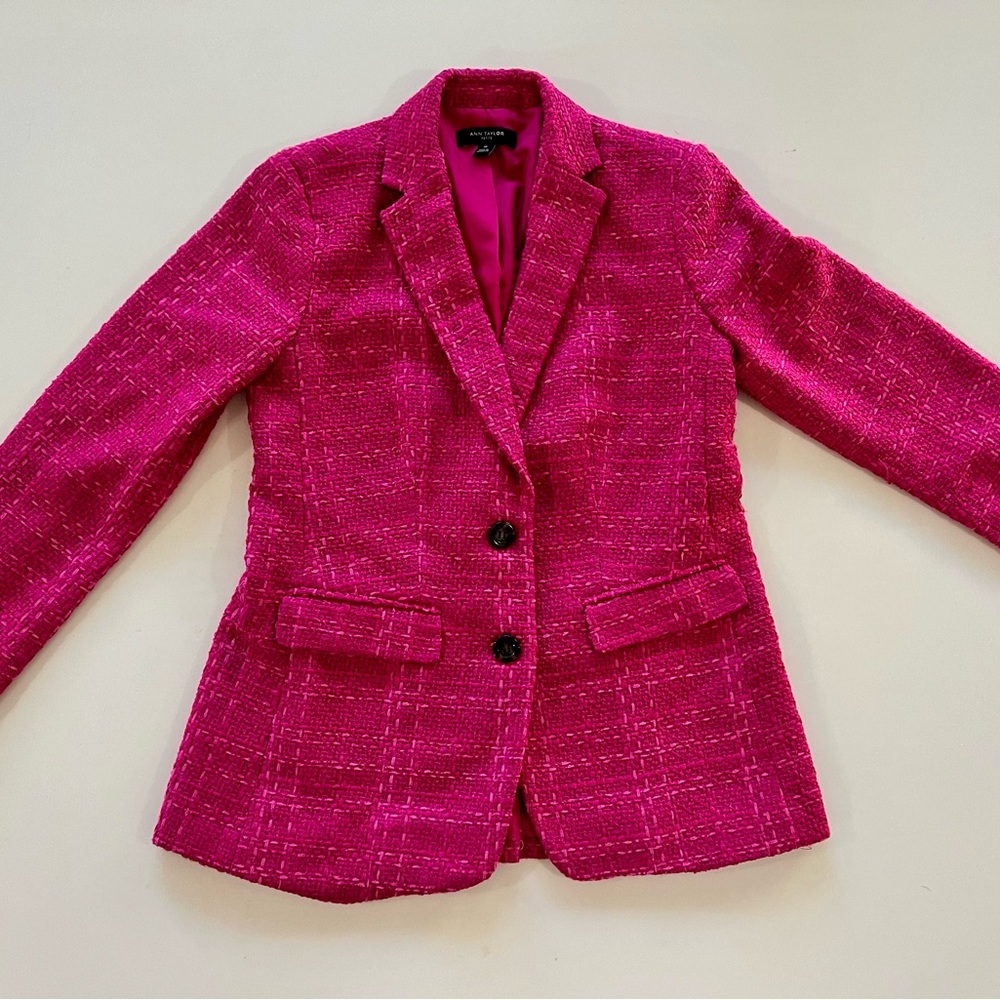 Ann Taylor Magenta Pink fall blazer beautiful fabric,used in perfect conditions.
